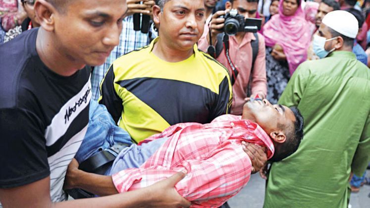 Clash erupts between RMG workers and police near secretariat over unpaid wages | RMG Industry News