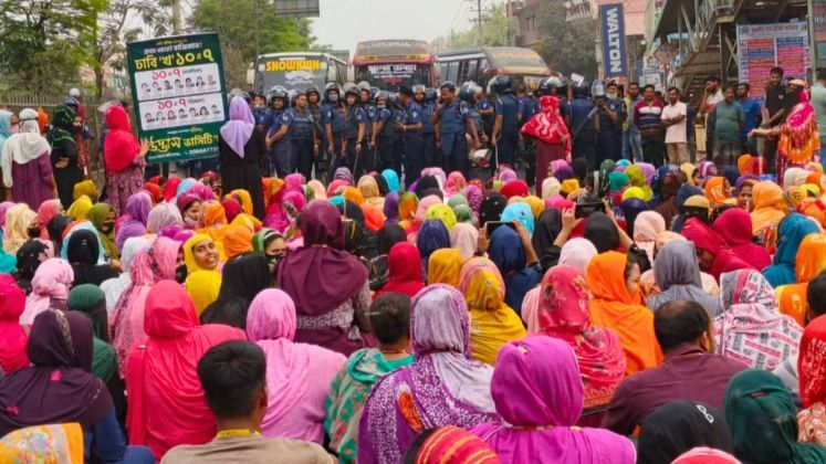 RMG workers block Gazipur highway demanding extended Eid vacation | RMG Industry News